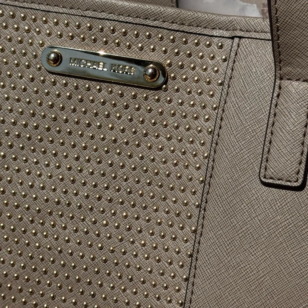 NWT. Michael Kors Taupe Tote Bag - Picture 4 of 8